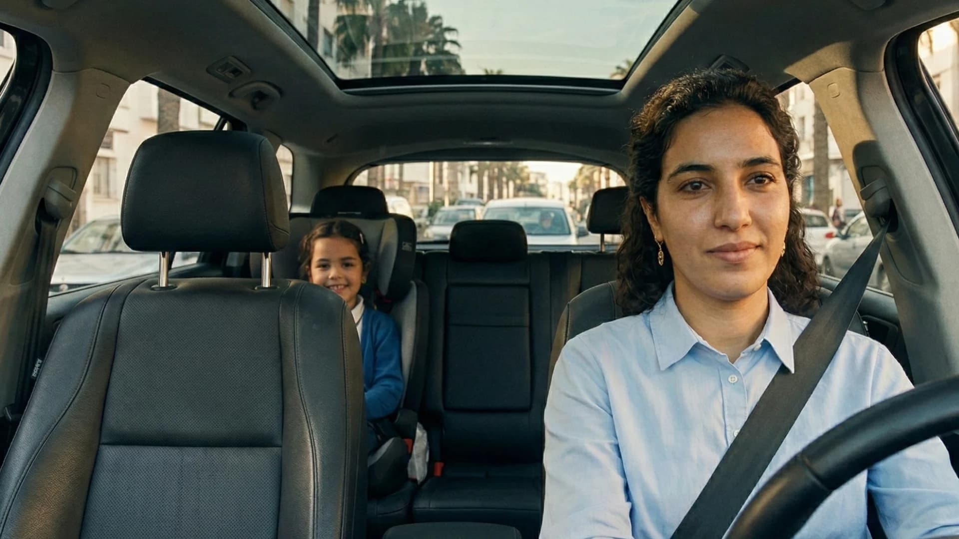 Nounou attentionnée jouant avec un enfant à domicile à Casablanca